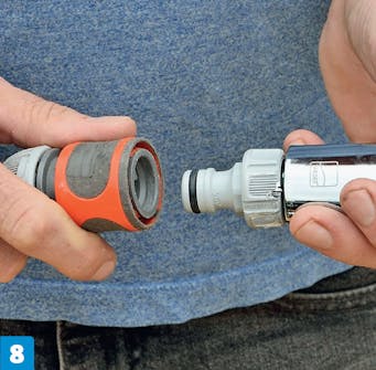 Utedusj med varmt vann: Når koblingen er montert på dusjhodet, kan du enkelt koble til vannslangen. Utedusj med varmt vann: Når koblingen er montert på dusjhodet, kan du enkelt koble til vannslangen.